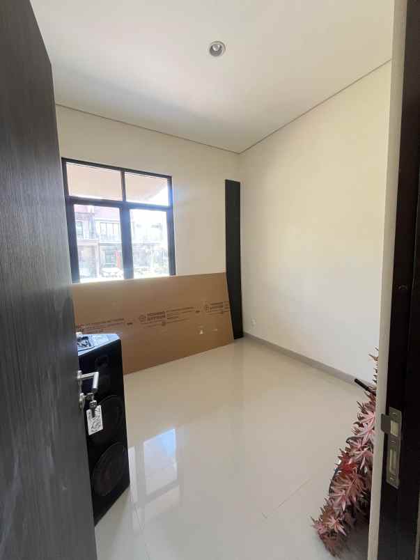dijual rumah royal spring