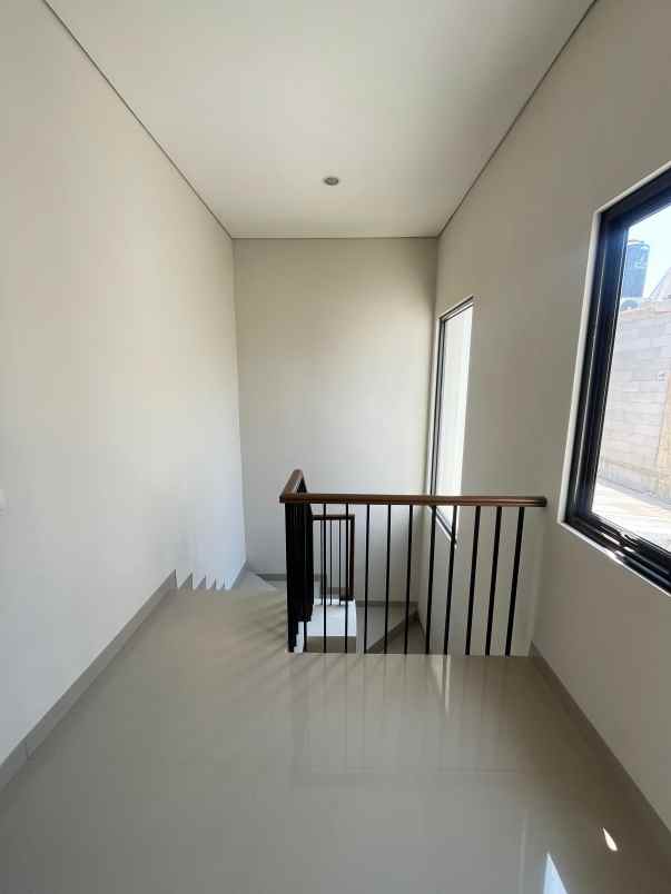 dijual rumah royal spring