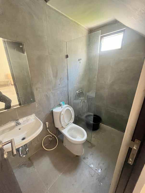 dijual rumah royal spring