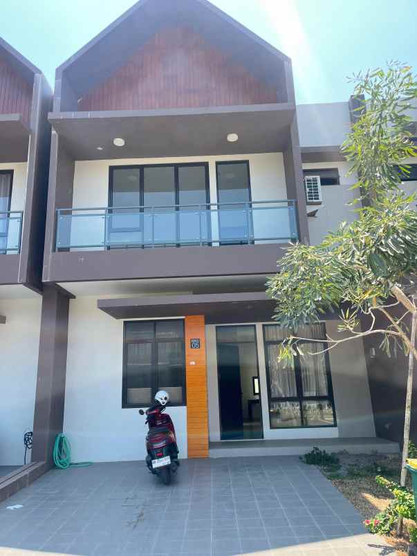 dijual rumah royal spring