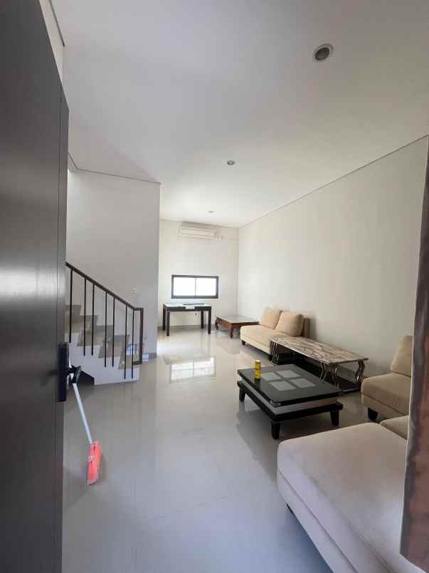 dijual rumah royal spring