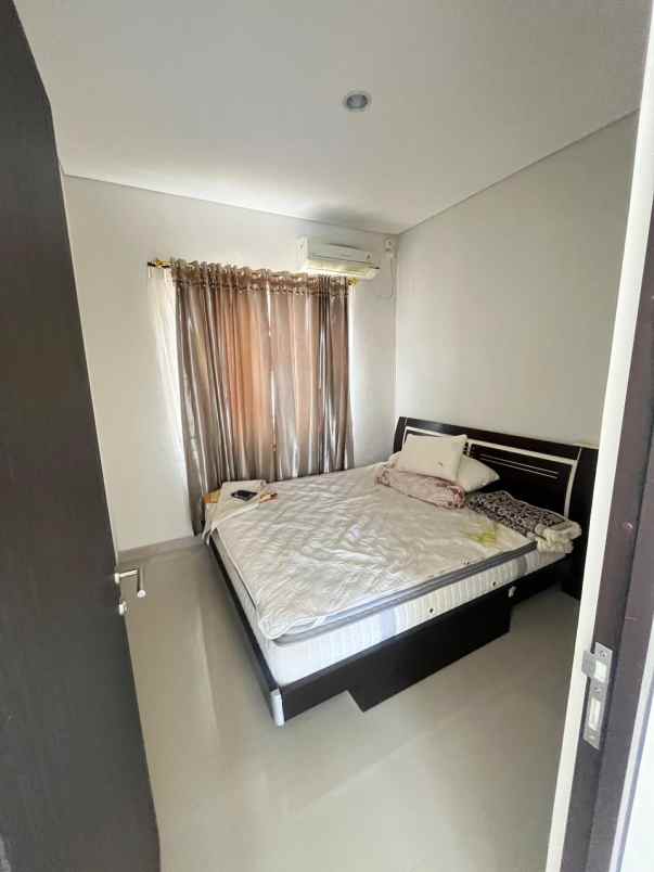 dijual rumah royal spring