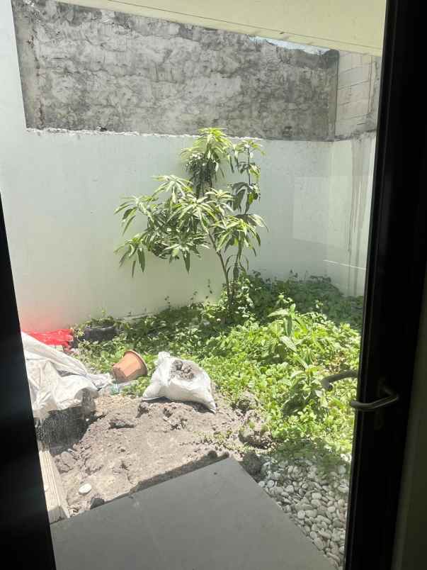 dijual rumah royal spring