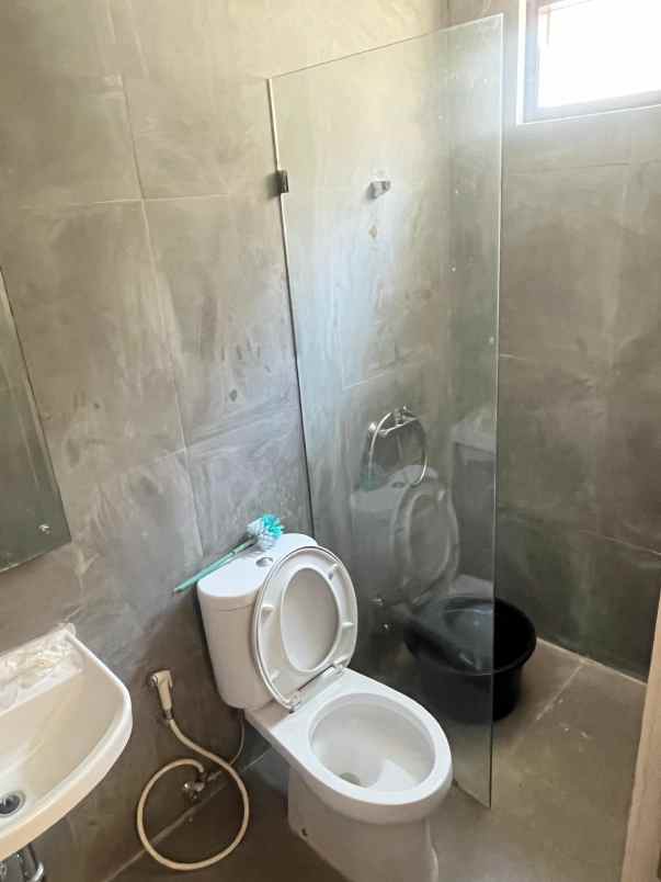 dijual rumah royal spring