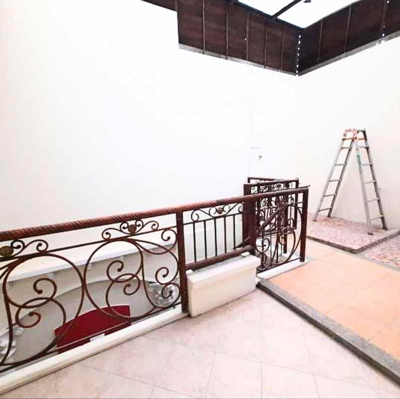 dijual rumah tenggilis utara