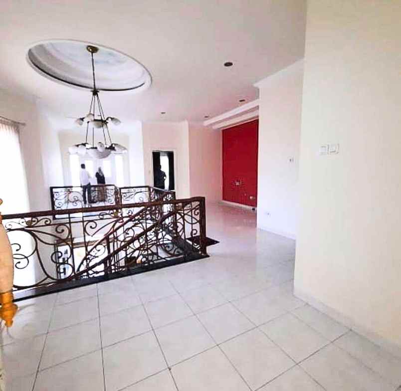 dijual rumah tenggilis utara