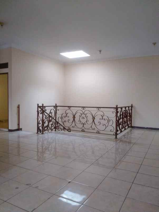 dijual rumah tingkat 2 jalan tebet barat dalam