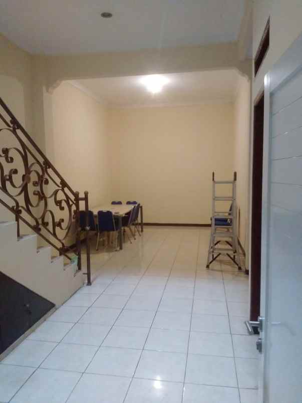 dijual rumah tingkat 2 jalan tebet barat dalam