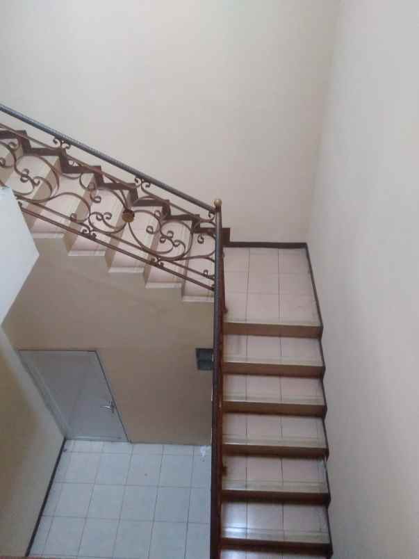 dijual rumah tingkat 2 jalan tebet barat dalam