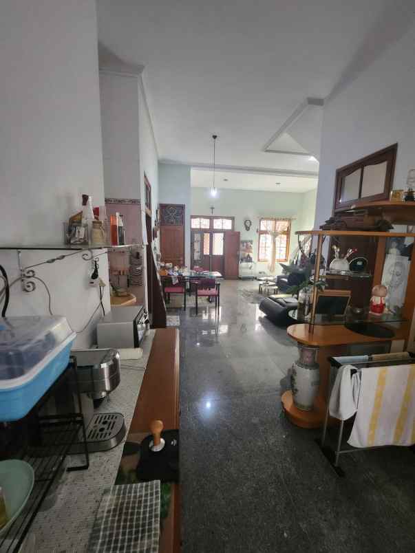 dijual rumah wisma permai barat