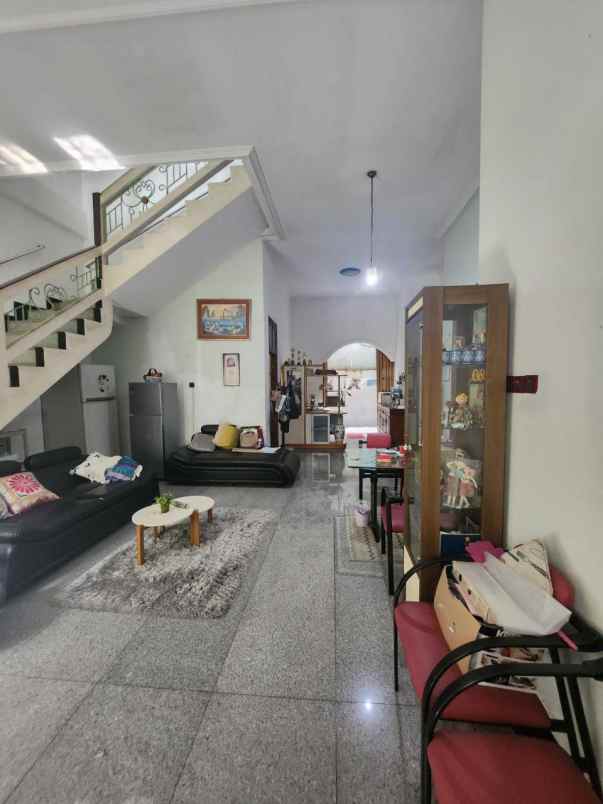 dijual rumah wisma permai barat