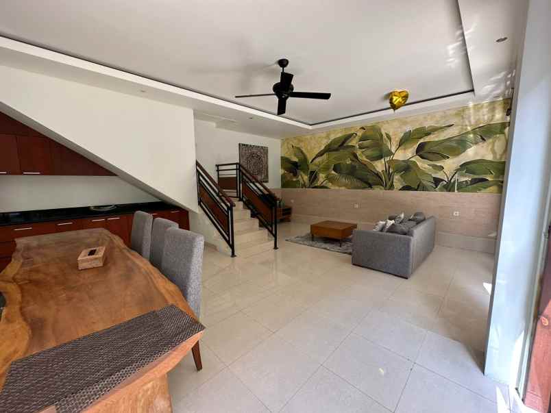 dijual villa jalan tumbak bayuh