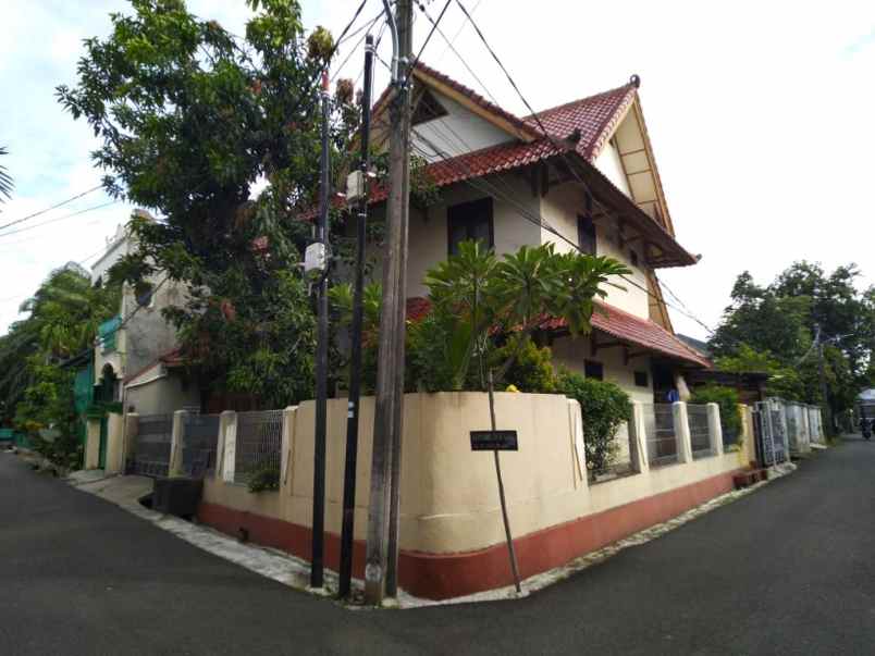 murah banget rumah dalam komplek dekat tmii