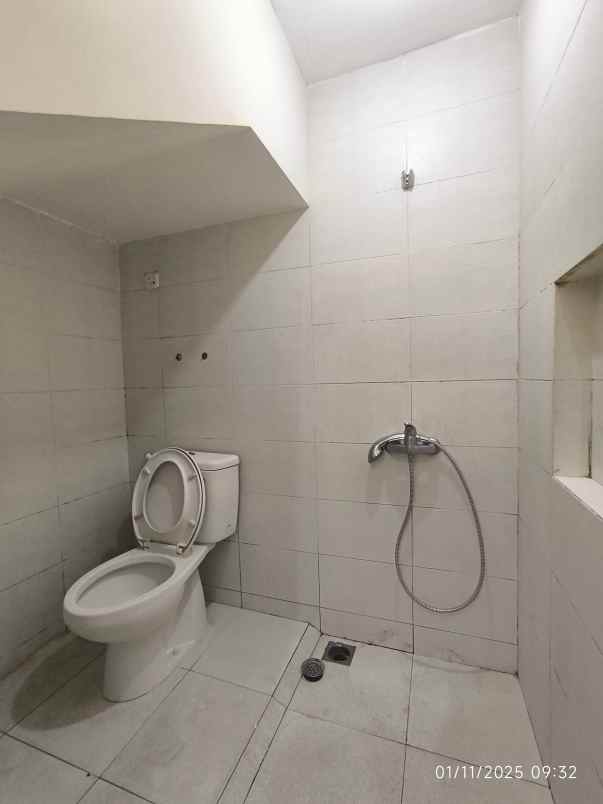 rumah 2 lantai northwest lake citraland surabaya barat