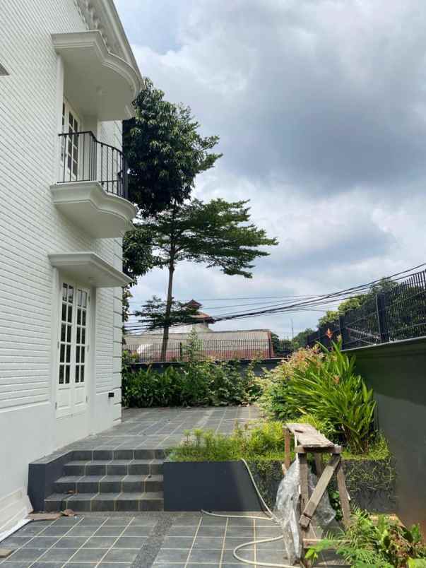 rumah baru tanah luas modrn klasik dekat pondok indah