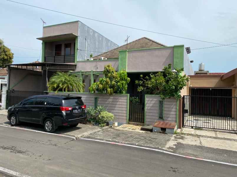 rumah besar pinggir jalan di pamularsih semarang