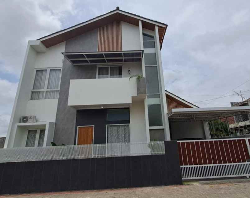 rumah cantik 2 lantai di kota jogja