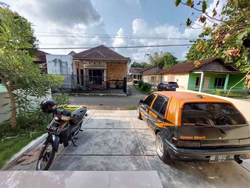 rumah cantik minimalis bisa 2 mobil di bantul