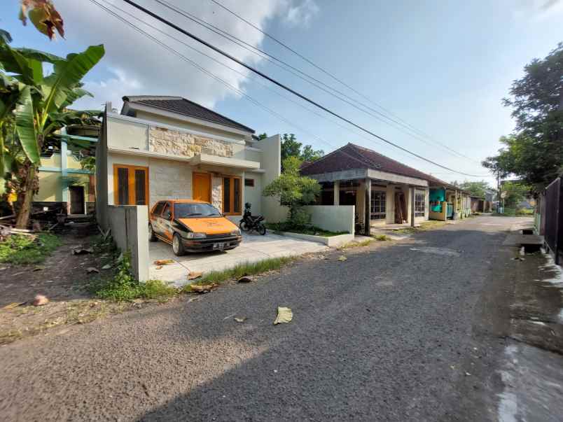 rumah cantik minimalis bisa 2 mobil di bantul