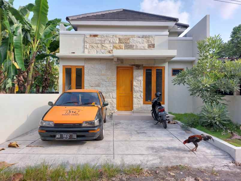 rumah cantik minimalis bisa 2 mobil di bantul