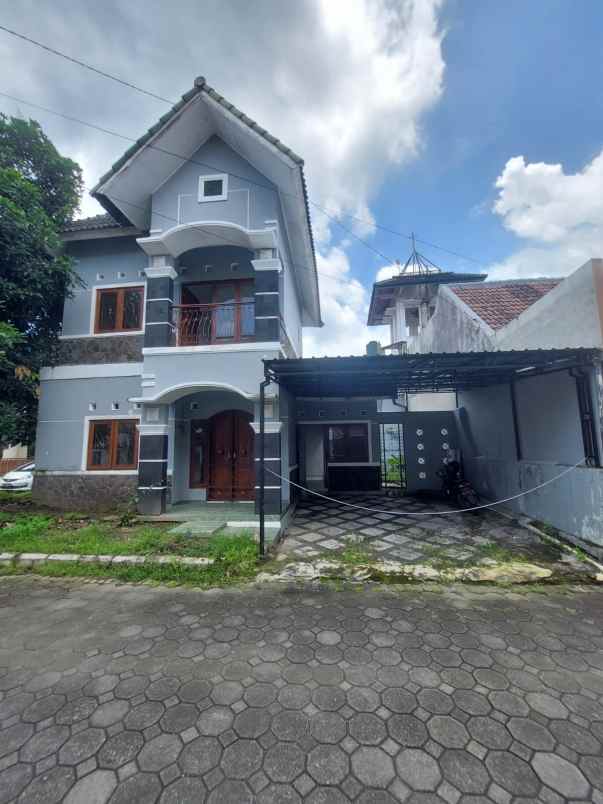 rumah dalam perumahan strategis di seturan