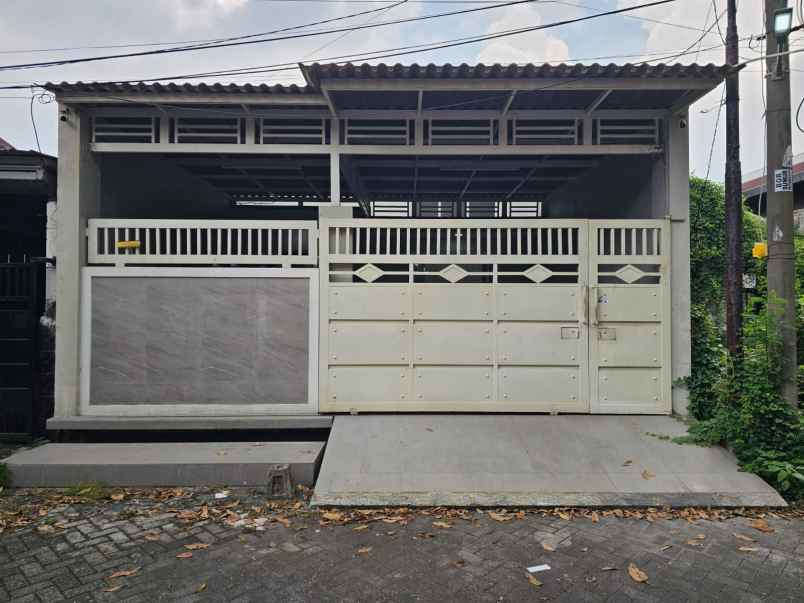 rumah di kebraon utara tampak seperti baru