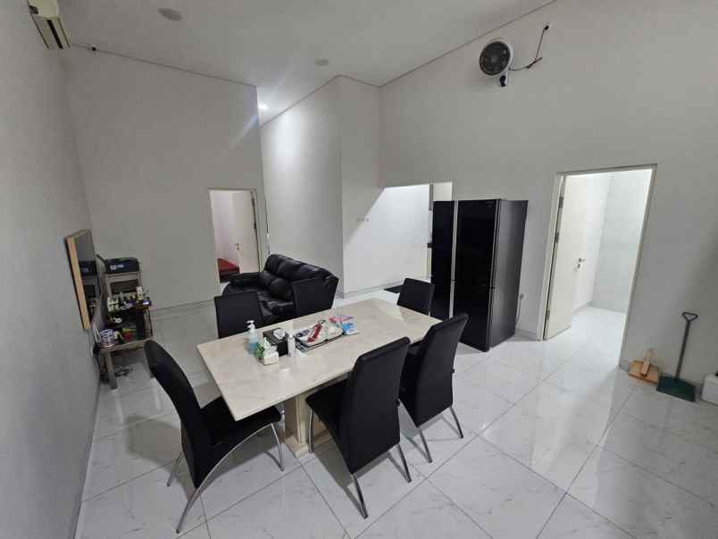 rumah di kebraon utara tampak seperti baru