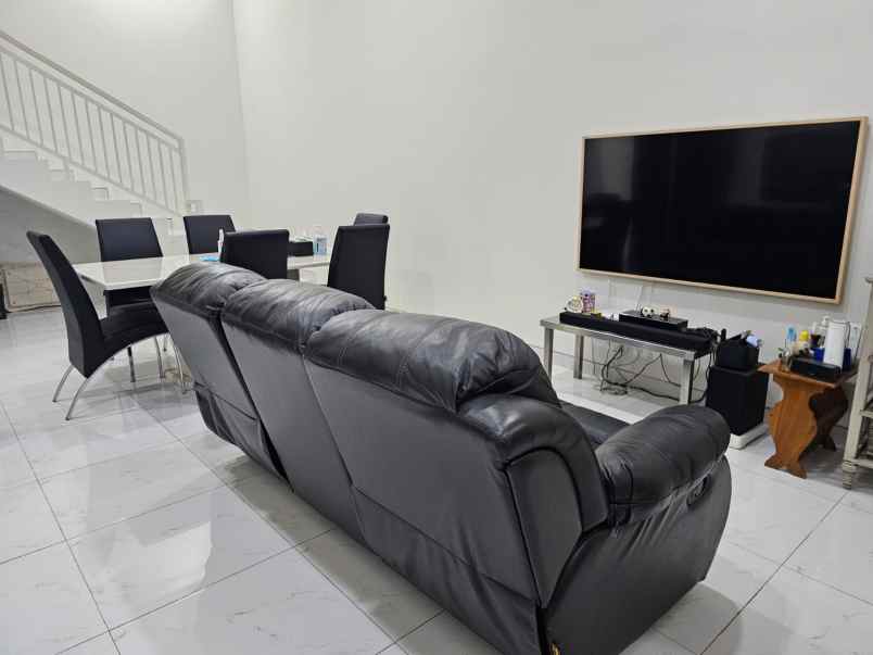 rumah di kebraon utara tampak seperti baru