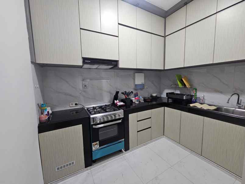 rumah di kebraon utara tampak seperti baru