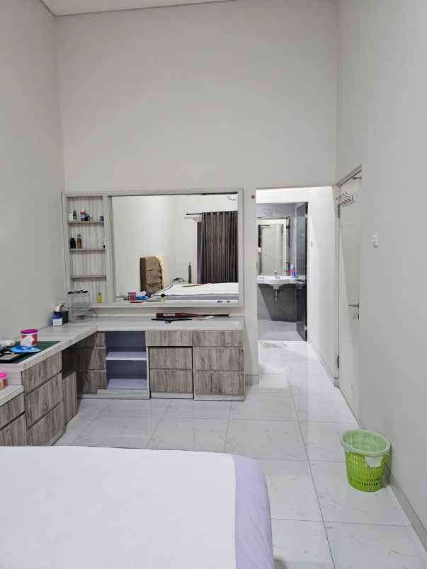 rumah di kebraon utara tampak seperti baru