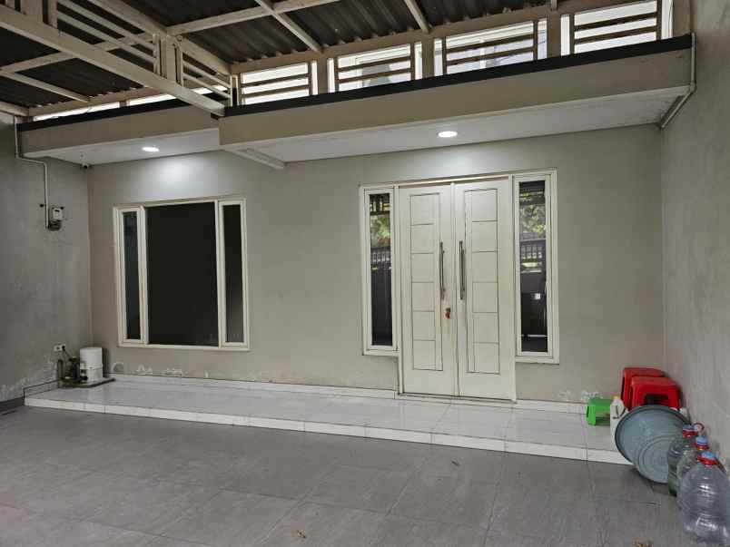 rumah di kebraon utara tampak seperti baru