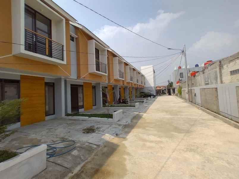 rumah dua lantai siap huni