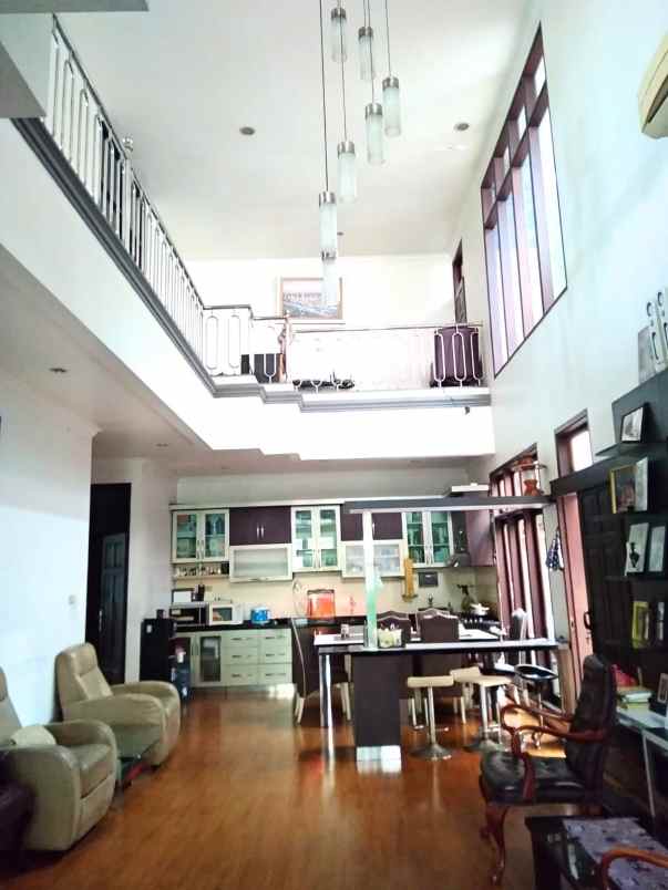 rumah mewah pinggir jalan cocok tuk usaha di galaxy