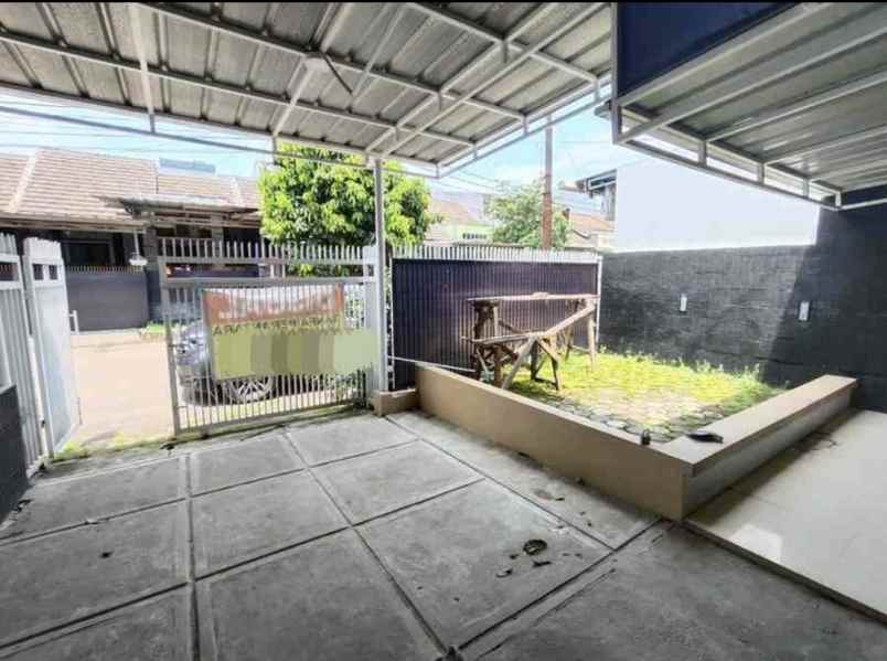 rumah second 3 lantai strategis di cipayung depok