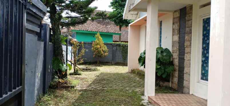 rumah strategis halaman luas di temas kota batu