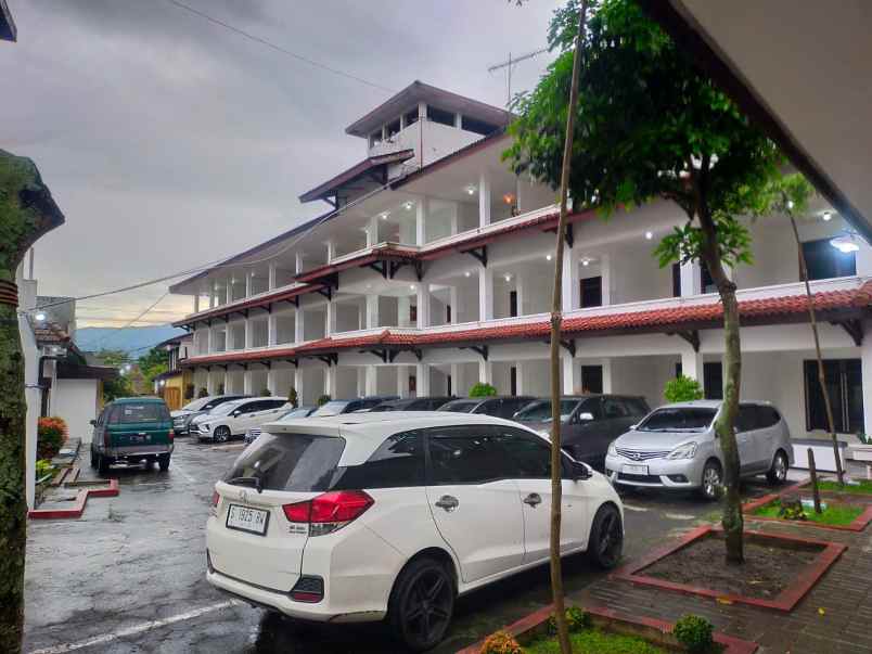 dijual hotel dekat dengan balai kota