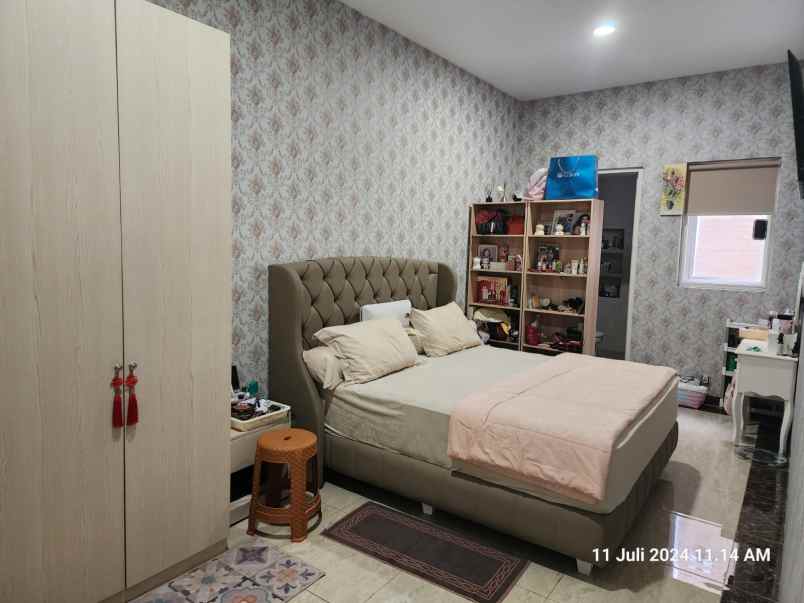 dijual rumah 2 lantai di simpang darmo permai selatan