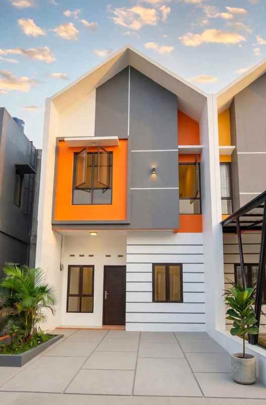 dijual rumah 2 lantai hook ready 3kt 2km cibinong