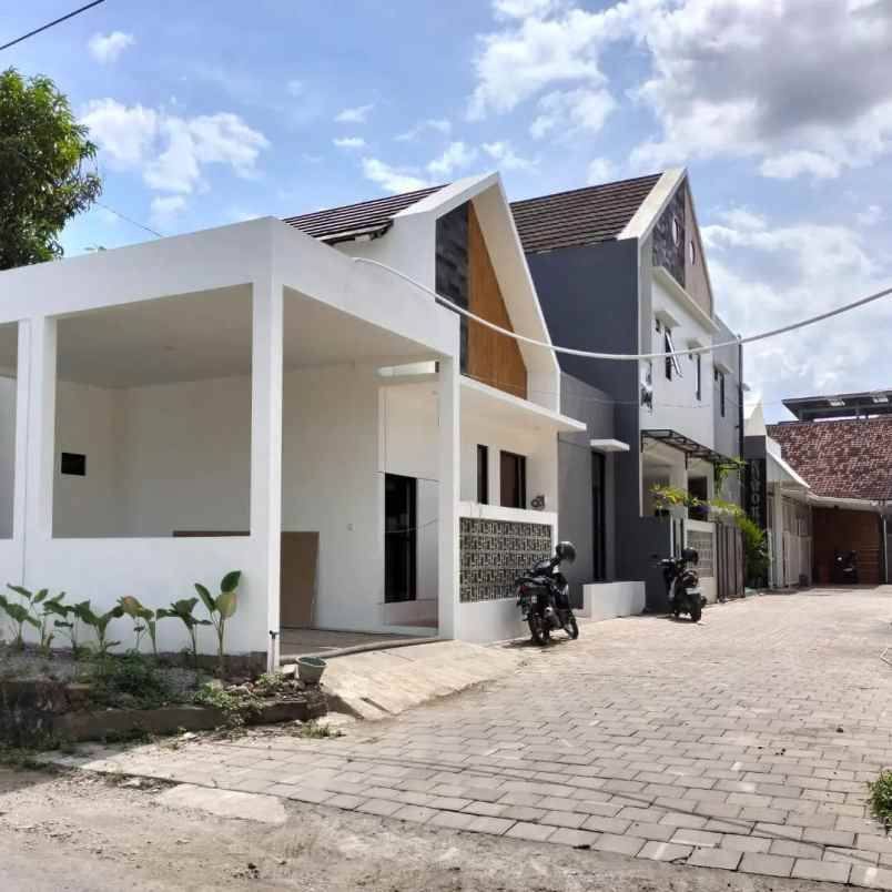 dijual rumah 700 meter kampus unisa ringroa