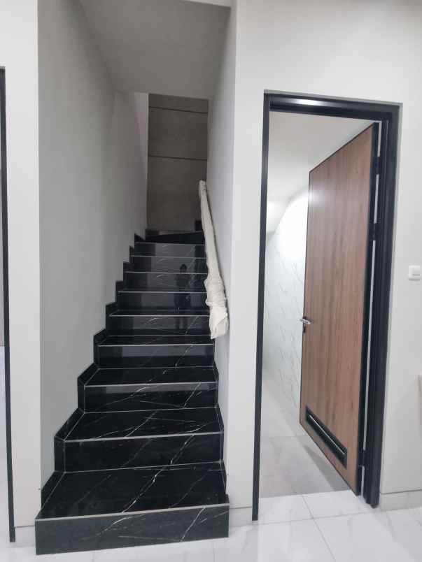 dijual rumah babatan pantai