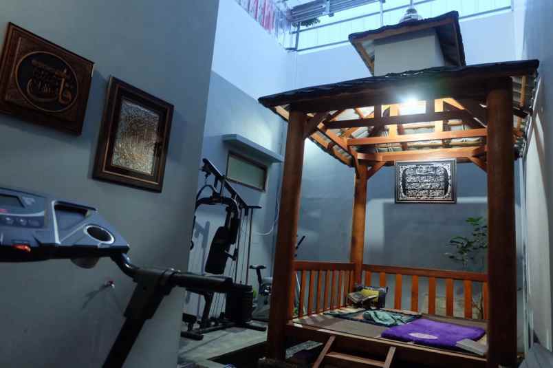 dijual rumah cihapit