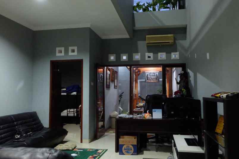 dijual rumah cihapit