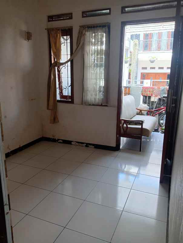 dijual rumah cipageran