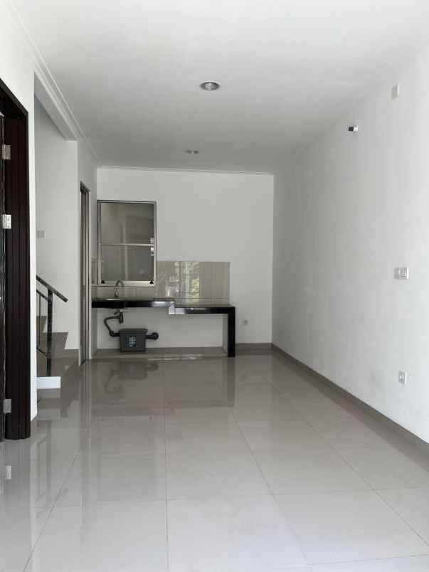 dijual rumah cluster miami pik 2