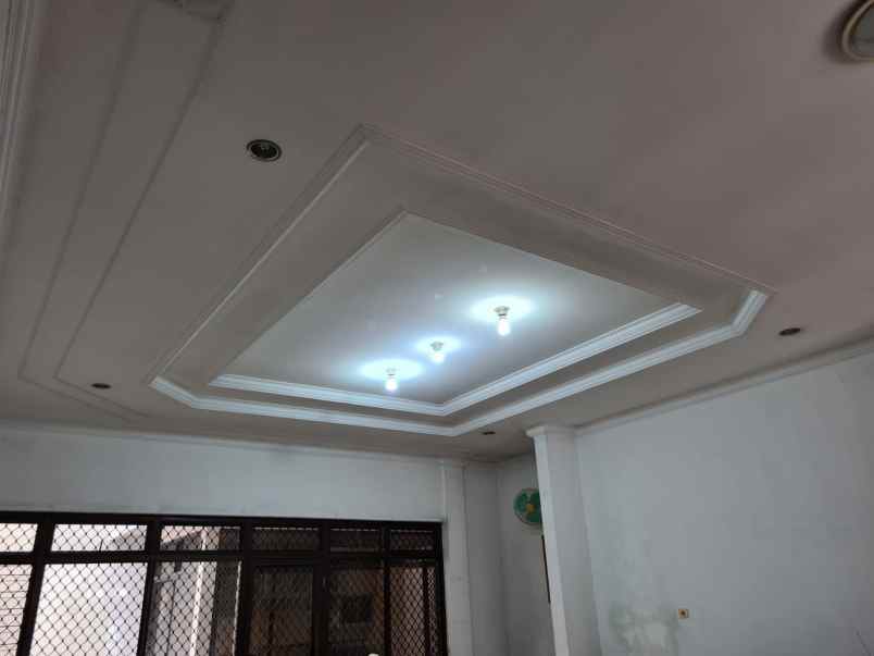 dijual rumah darmo baru barat