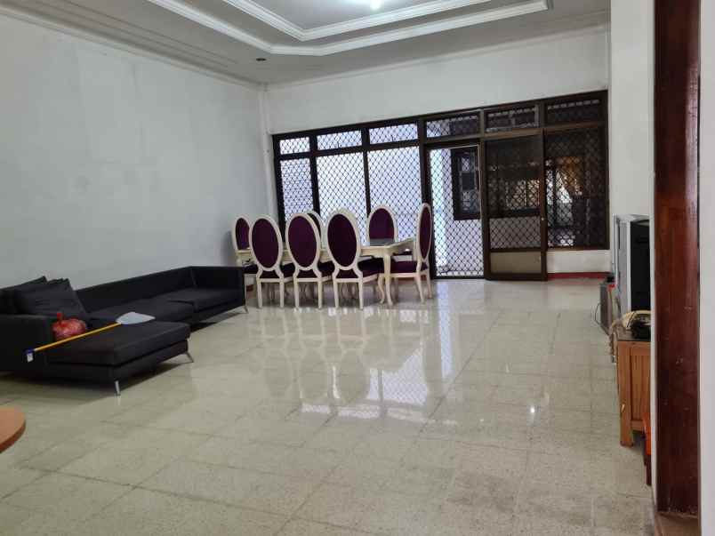 dijual rumah darmo baru barat