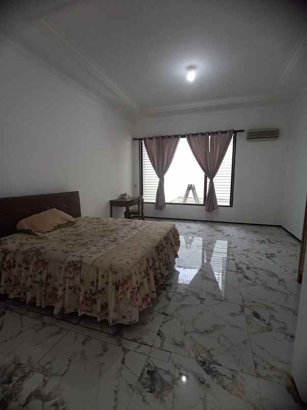 dijual rumah dharmahusada indah