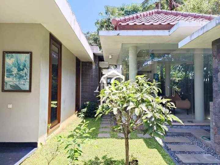 dijual rumah di ijen nirwana