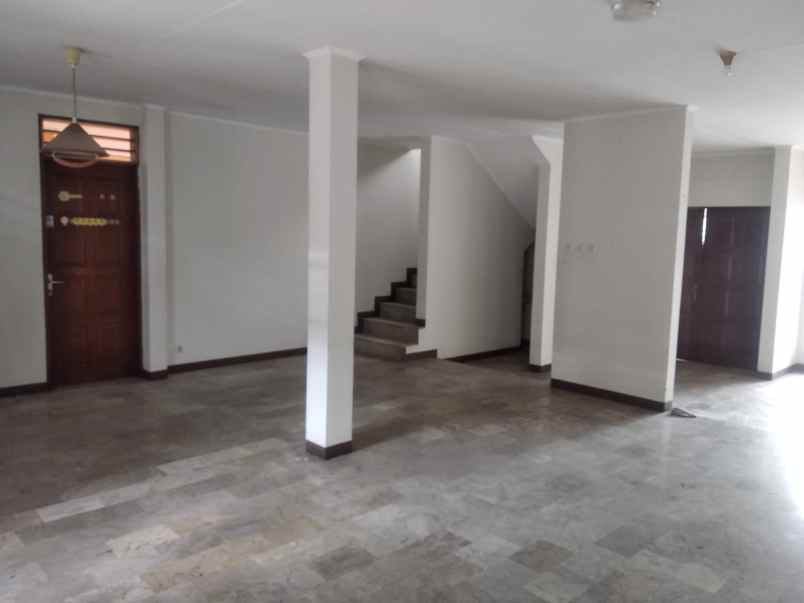 dijual rumah di taman kedoya baru jakarta barat