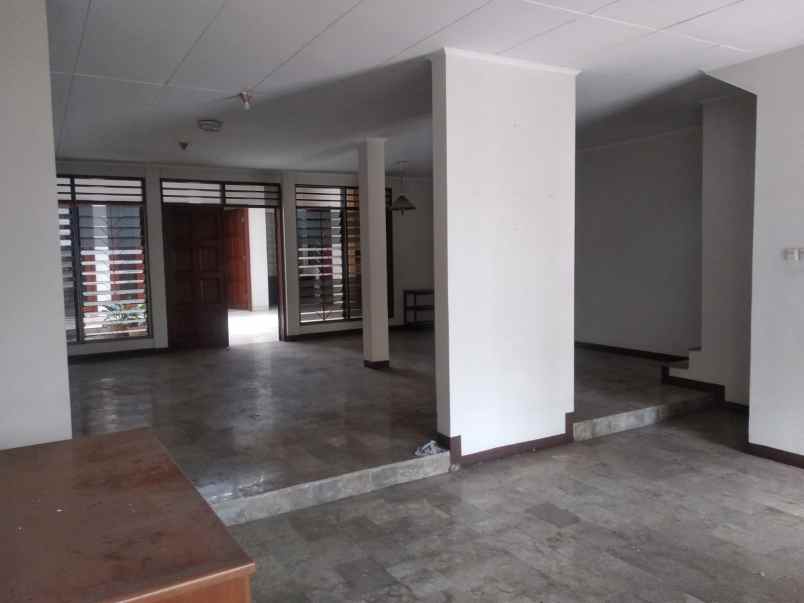 dijual rumah di taman kedoya baru jakarta barat